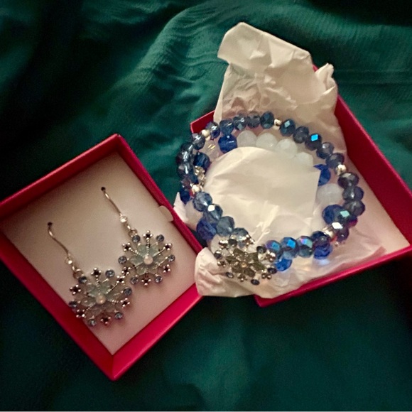 New Studio 1886 Avon Company Bracelet & Earrings Set Holly Jolly Snowfla… - Picture 5 of 7
